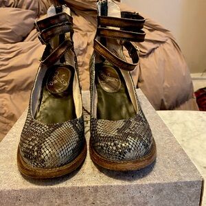 Freebird by Steven Randi blue multi snake color / pattern size 8 retired color